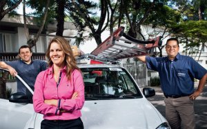 Patrícia Belber e Ricardo Matias (à esquerda), ambos da área de RH, com o técnico Paulo Braz: no processo de integração, de estagiários a diretores, todos passam um dia acompanhando as equipes de manutenção 