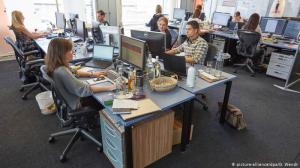 Estudo da Universidade de Harvard evidencia que quando as pessoas trabalham em ambientes sem divisões, a interação entre os colaboradores cai 70%, o que reduz a produtividade da empresa.